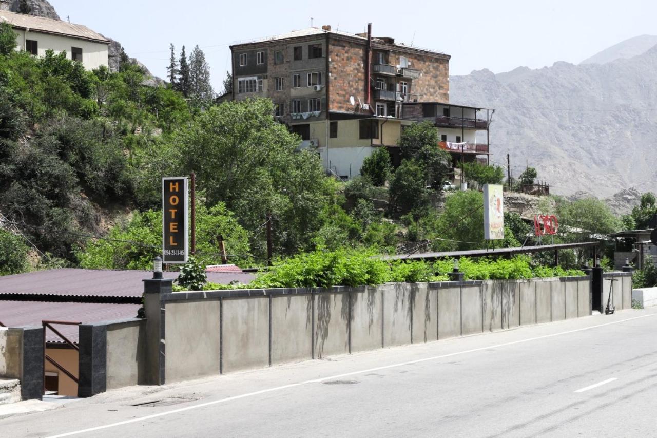Hotel Naberejni Meghri Exterior foto