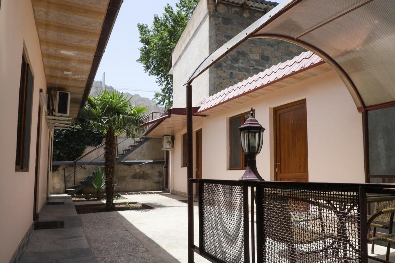 Hotel Naberejni Meghri Exterior foto